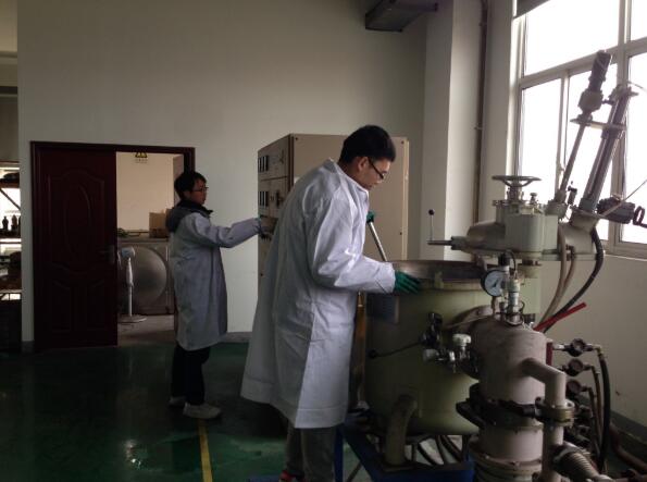 2018年7月，武漢南瑞技術(shù)人員夏兆輝正在操作真空熔煉爐，進(jìn)行納米碳合金材料的熔煉